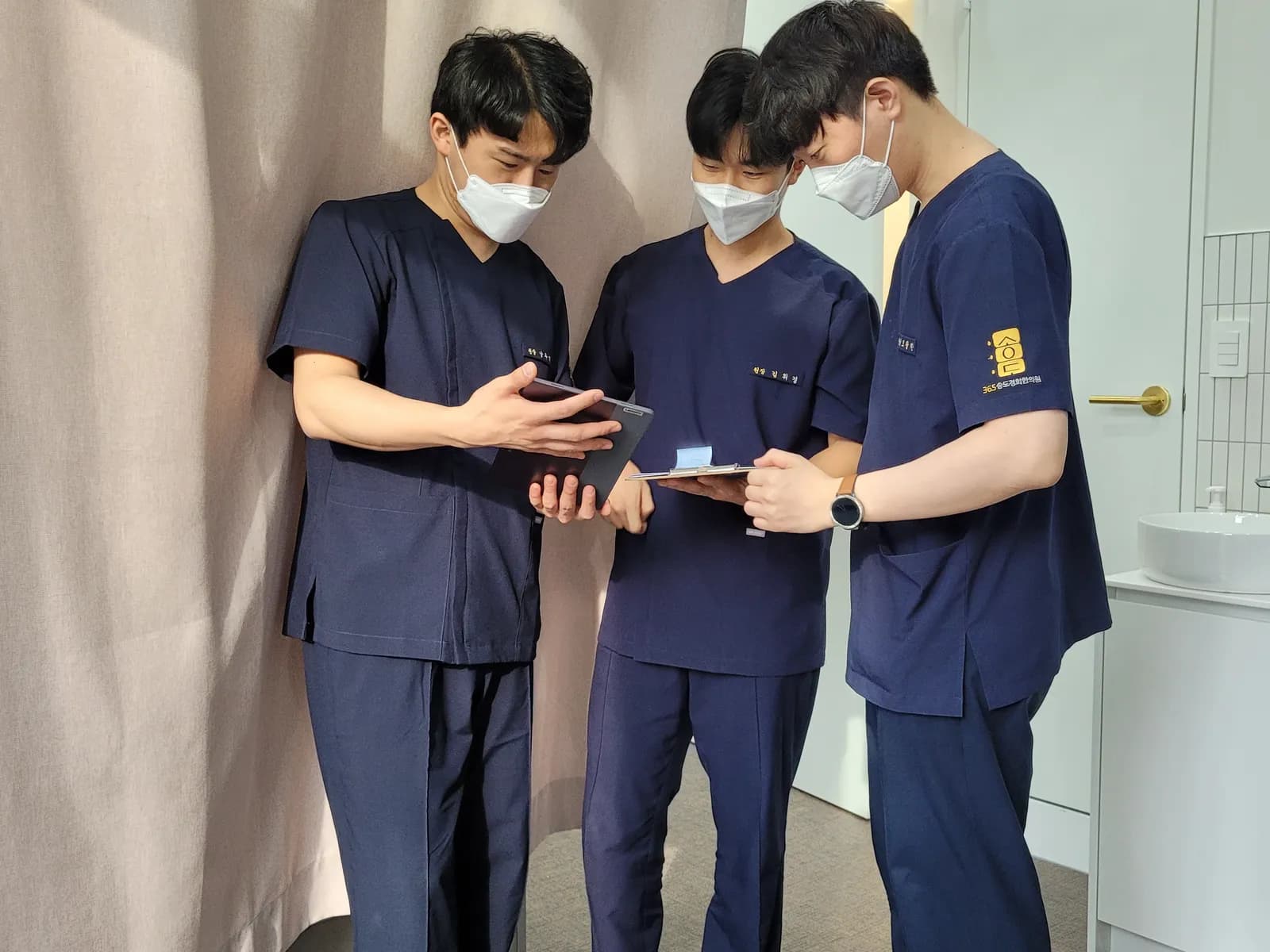 365송도경희한의원 의료진이 원내에서 진료 준비를 위해 함께 모인 모습 일반 안내 이미지