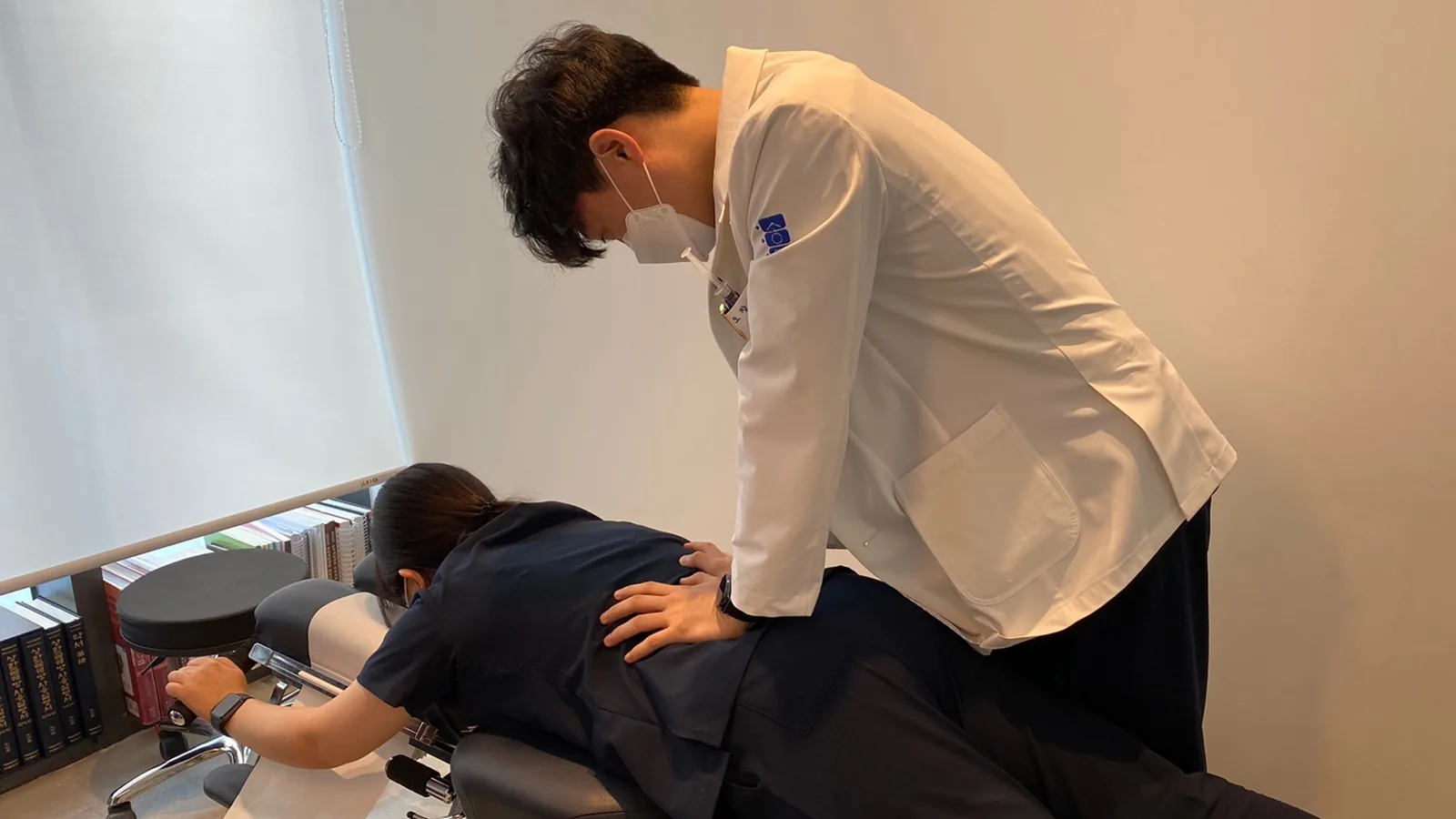 추나 진료에서 척추·골반 주변을 살피는 진료 장면
