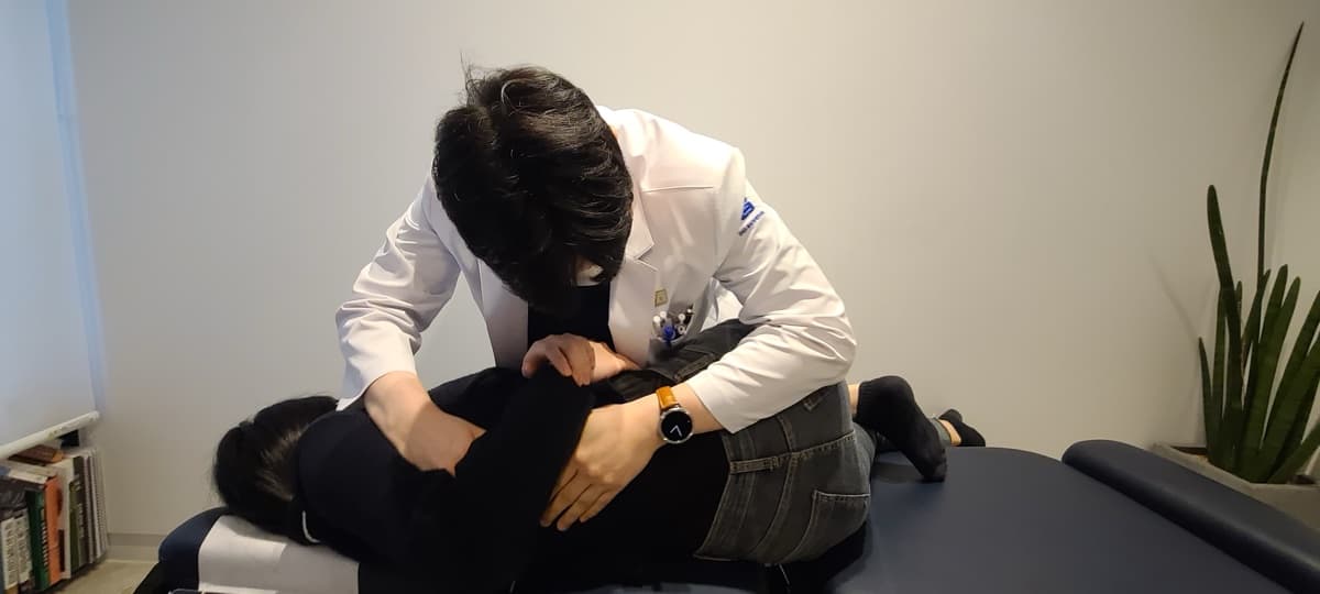 추나 베드를 활용해 진료 자세를 확인하는 과정