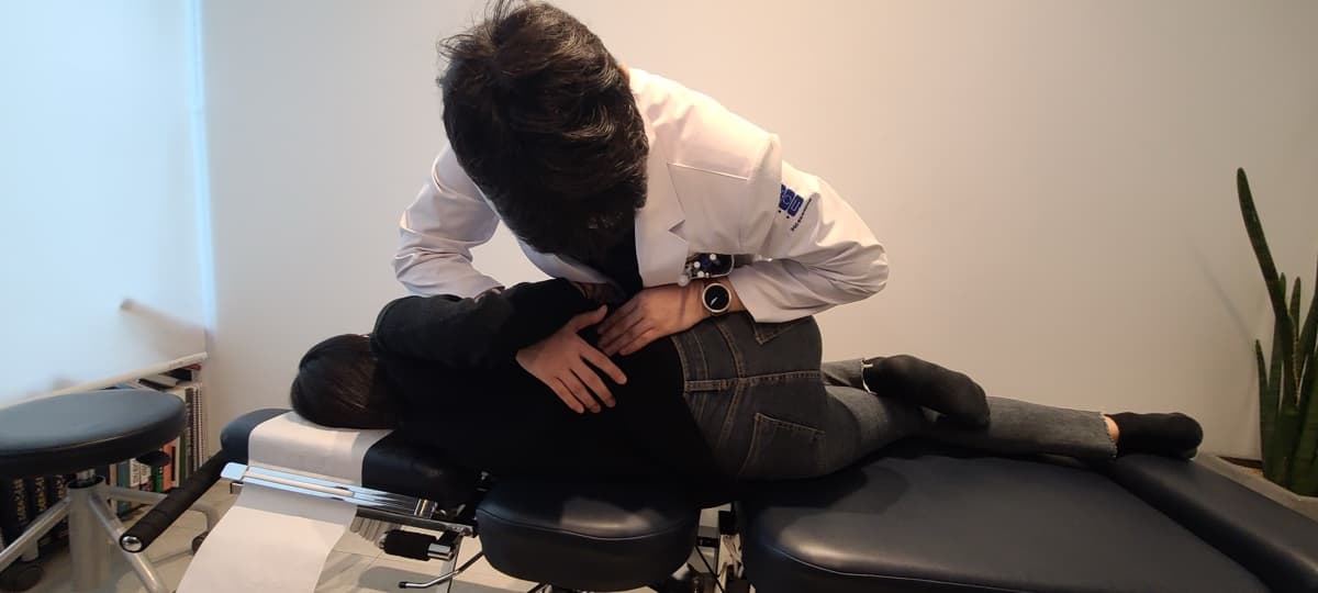 추나 베드를 활용해 진료 자세를 확인하는 과정