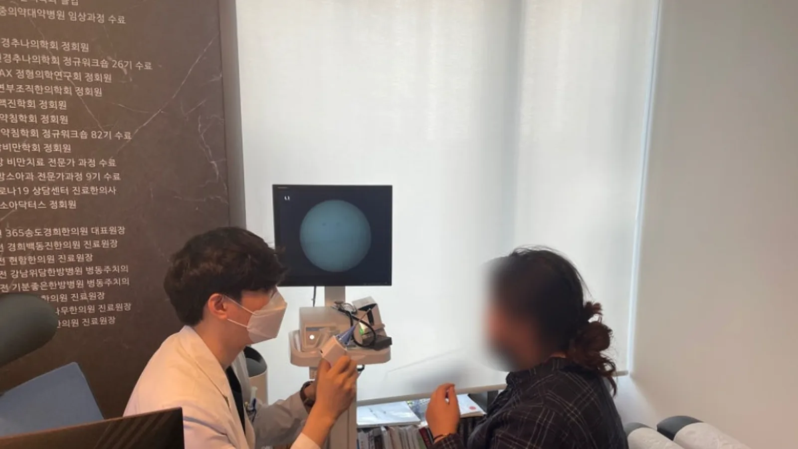 비내시경으로 코 안쪽을 살피는 진료 장면