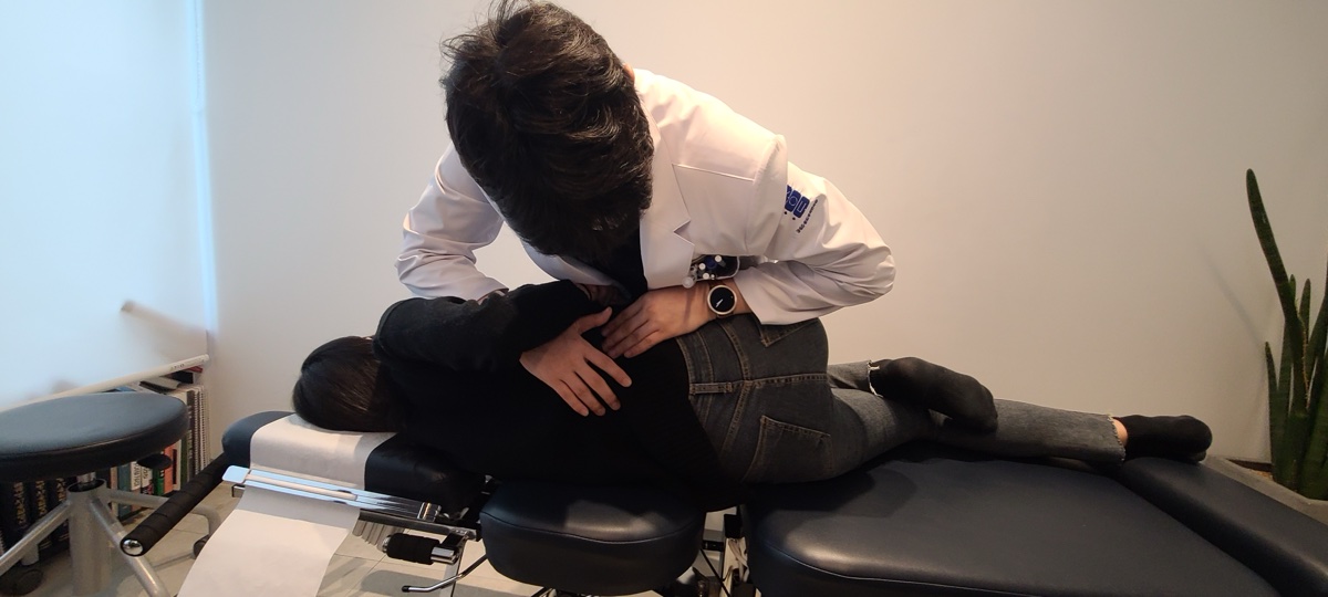 추나 베드를 활용해 진료 자세를 확인하는 과정